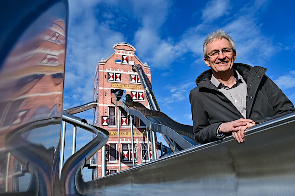 randenburg, Schwanebeck: Theo Roelofs, Investor und Geschäftsführer, steht auf der Baustelle des Holland-Parks vor einem Turm mit mehreren Rutschen.