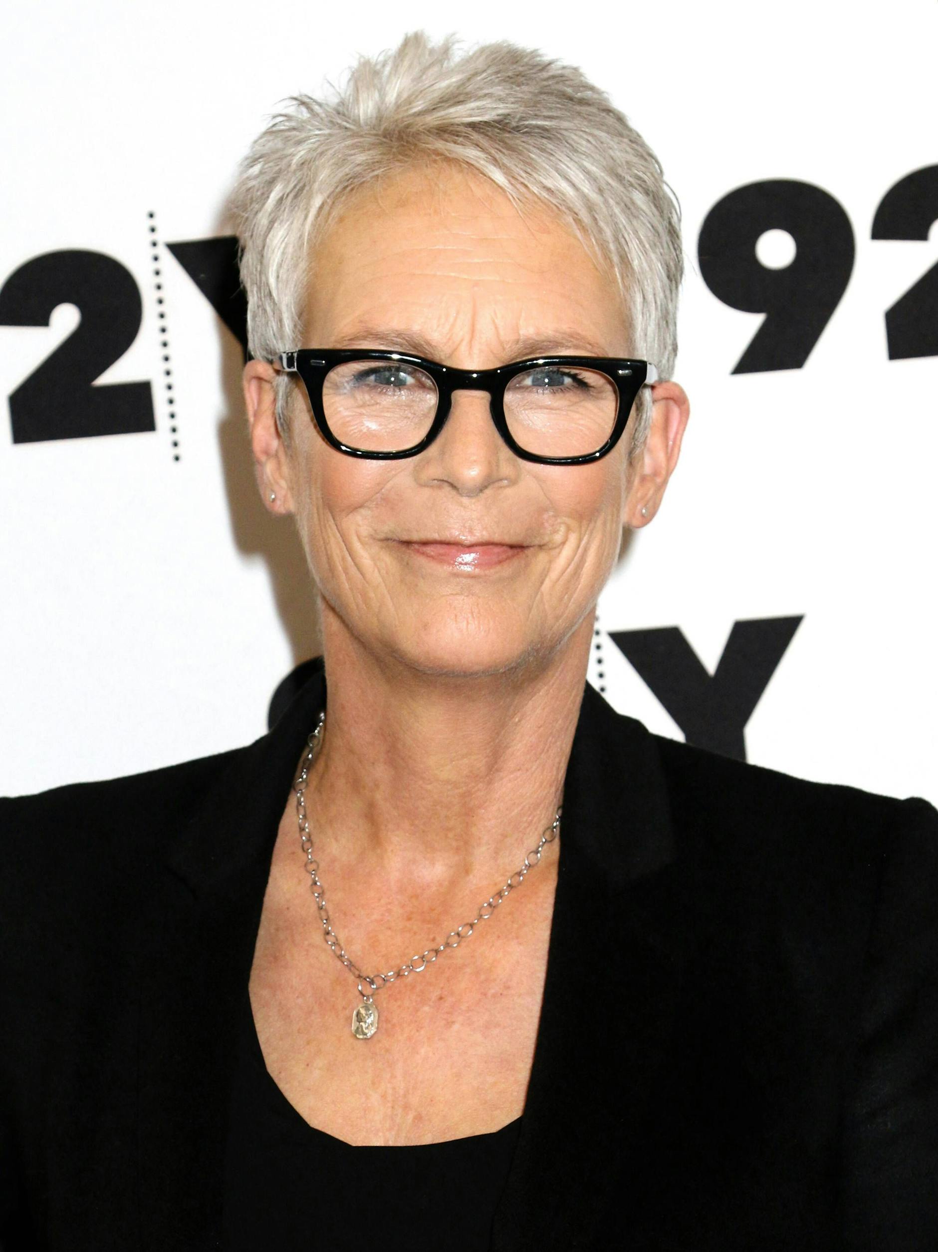 Schauspielerin Jamie Lee Curtis trägt den frechen, kurzen Pixie Cut.