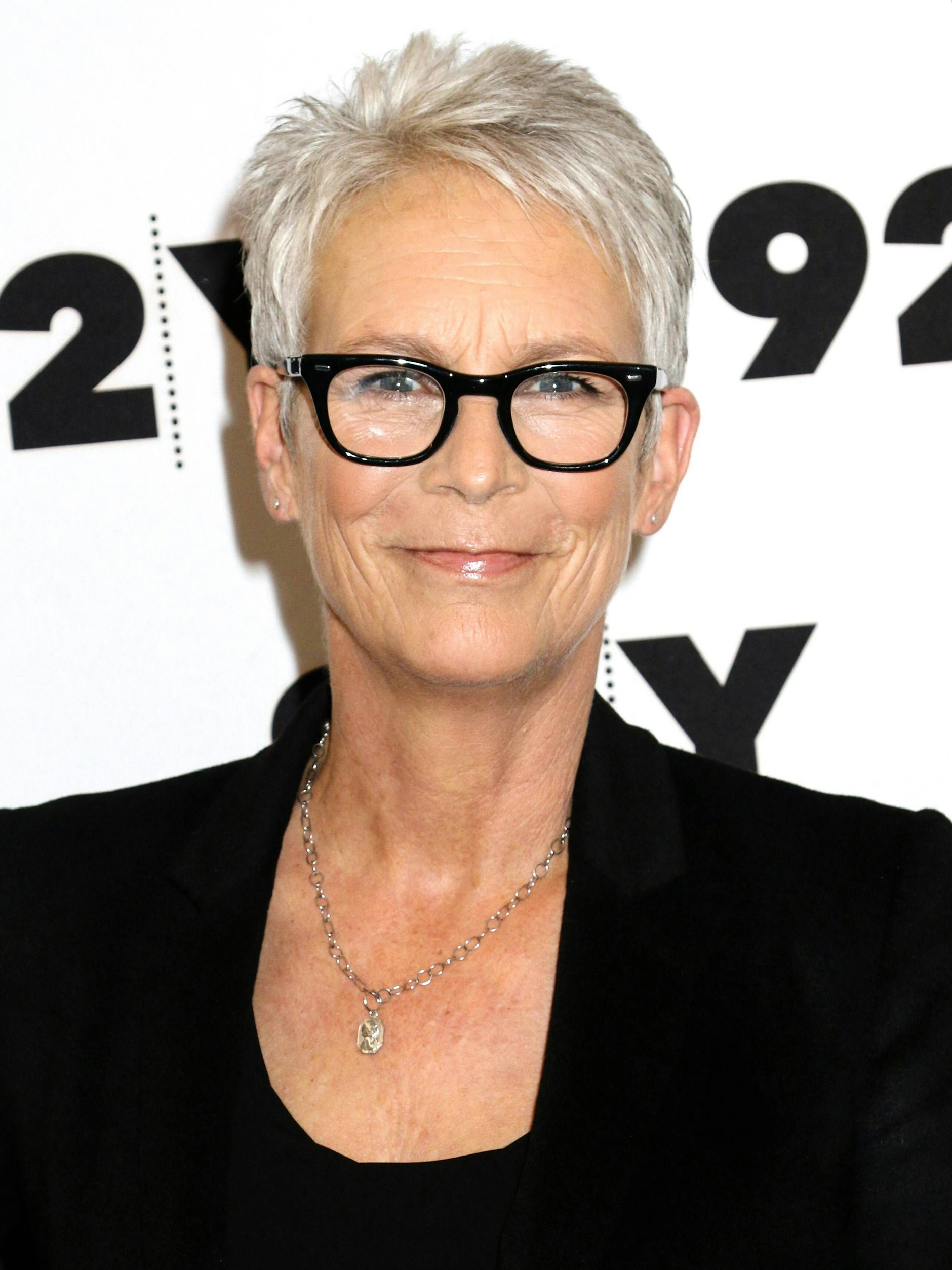 Schauspielerin Jamie Lee Curtis trägt den frechen, kurzen Pixie Cut.