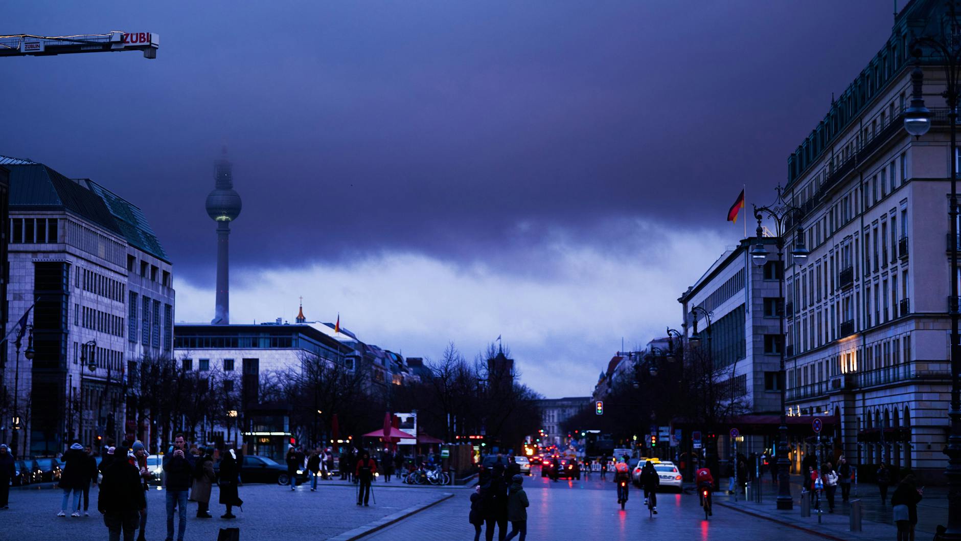 Berlin: Über dem Fernsehturm hängen dicke Wolken des Orkantiefs „Zeynep“. Nun soll Sturmtief „Antonia“ folgen.
