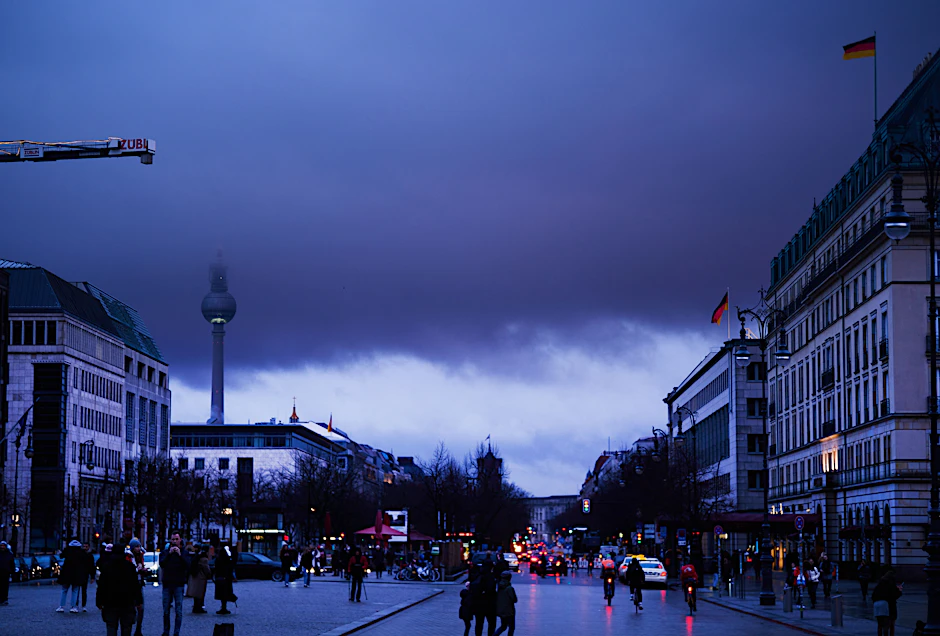 Berlin: Über dem Fernsehturm hängen dicke Wolken des Orkantiefs „Zeynep“. Nun soll Sturmtief „Antonia“ folgen.