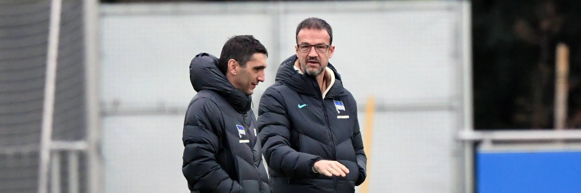 Trainer Tayfun Korkut genießt das volle Vertrauen von Manager Fredi Bobic.