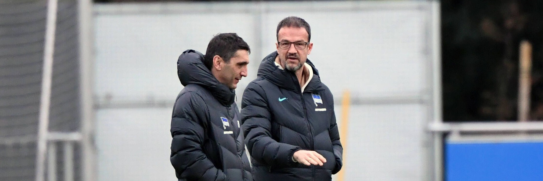 Trainer Tayfun Korkut genießt das volle Vertrauen von Manager Fredi Bobic.