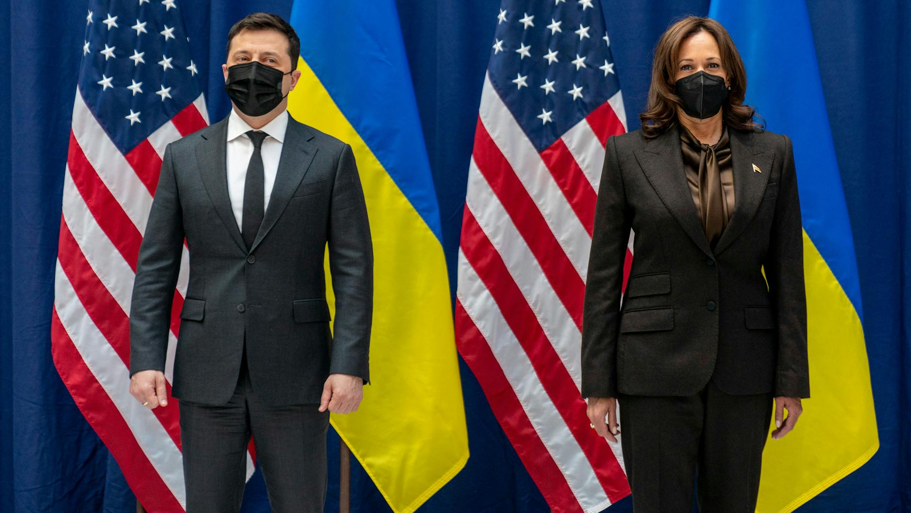 19. Februar 2022, München: Kamala Harris (r), Vizepräsidentin der USA, und Wolodymyr Selenskyj, Präsident der Ukraine, kommen bei der Münchner Sicherheitskonferenz zu bilateralen Gesprächen zusammen.