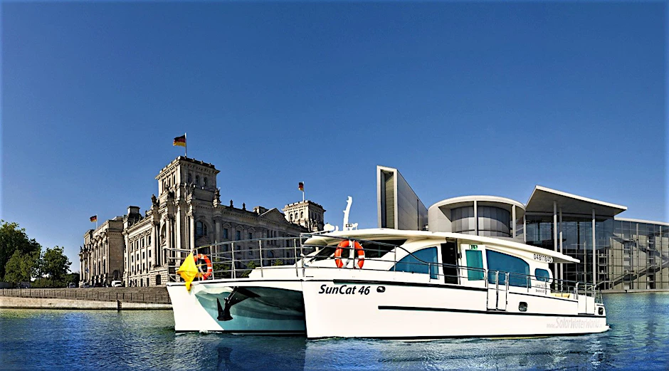 Unser Solar-Katamaran SunCat46 verwöhnt durch Umweltfreundlichkeit und exklusives Ambiente.