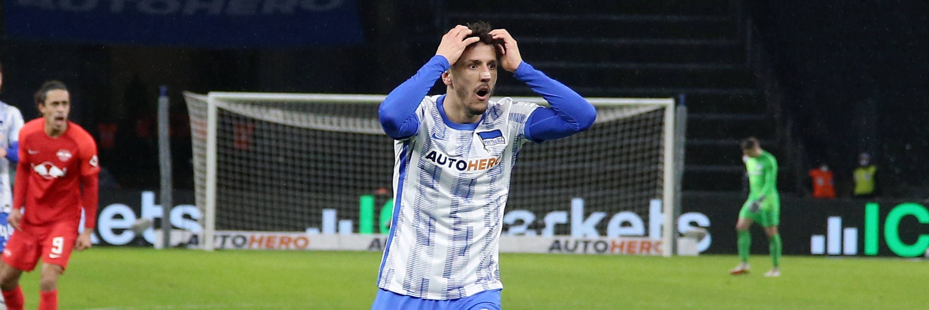 Herthas Stevan Jovetic ärgerte sich erst über zwei verpasste Torchancen gegen RB Leipzig, dann musste er mit Muskelproblemen ausgewechselt werden.