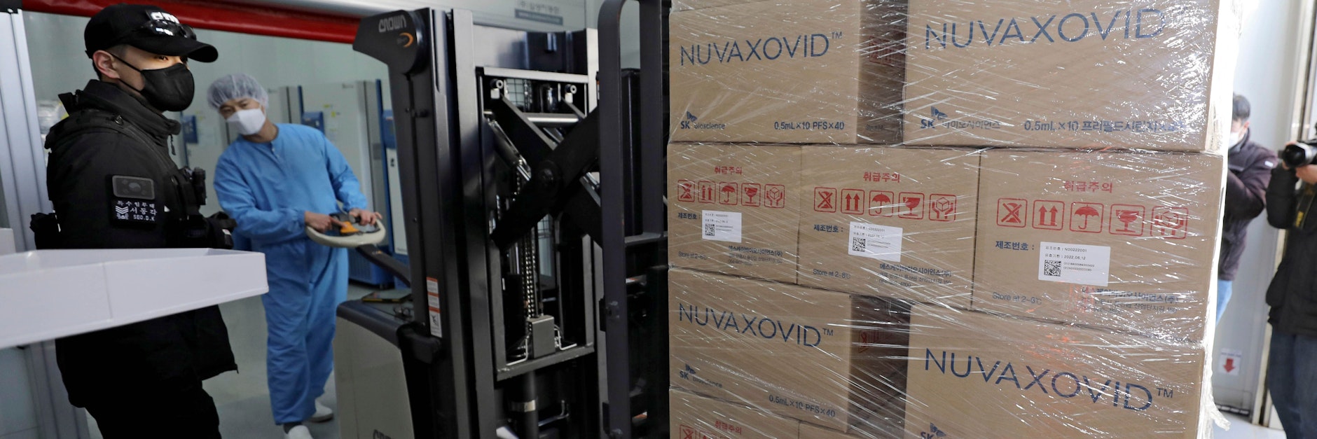 Der neue Novavax-Impfstoff wird verladen.