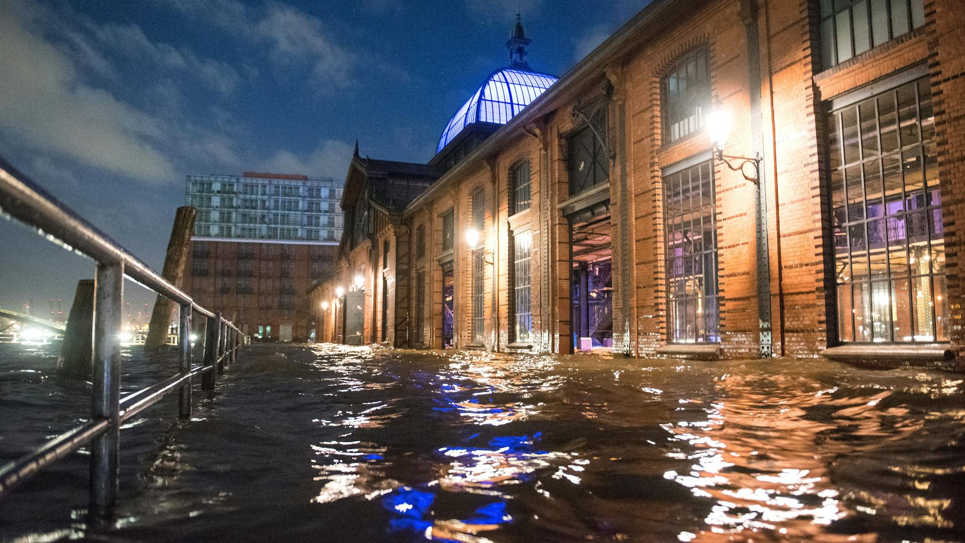 Der Fischmarkt mit der Fischauktionshalle in Hamburg ist am Morgen während einer Sturmflut beim Hochwasser der Elbe überschwemmt.