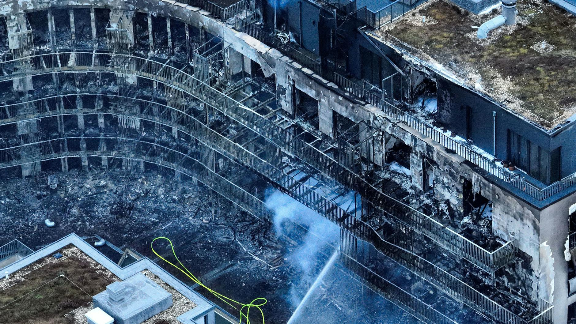 Völlig ausgebrannt ist ein großer Wohnkomplex im Essener Westviertel, der seit dem frühen Montagmorgen in Flammen stand.