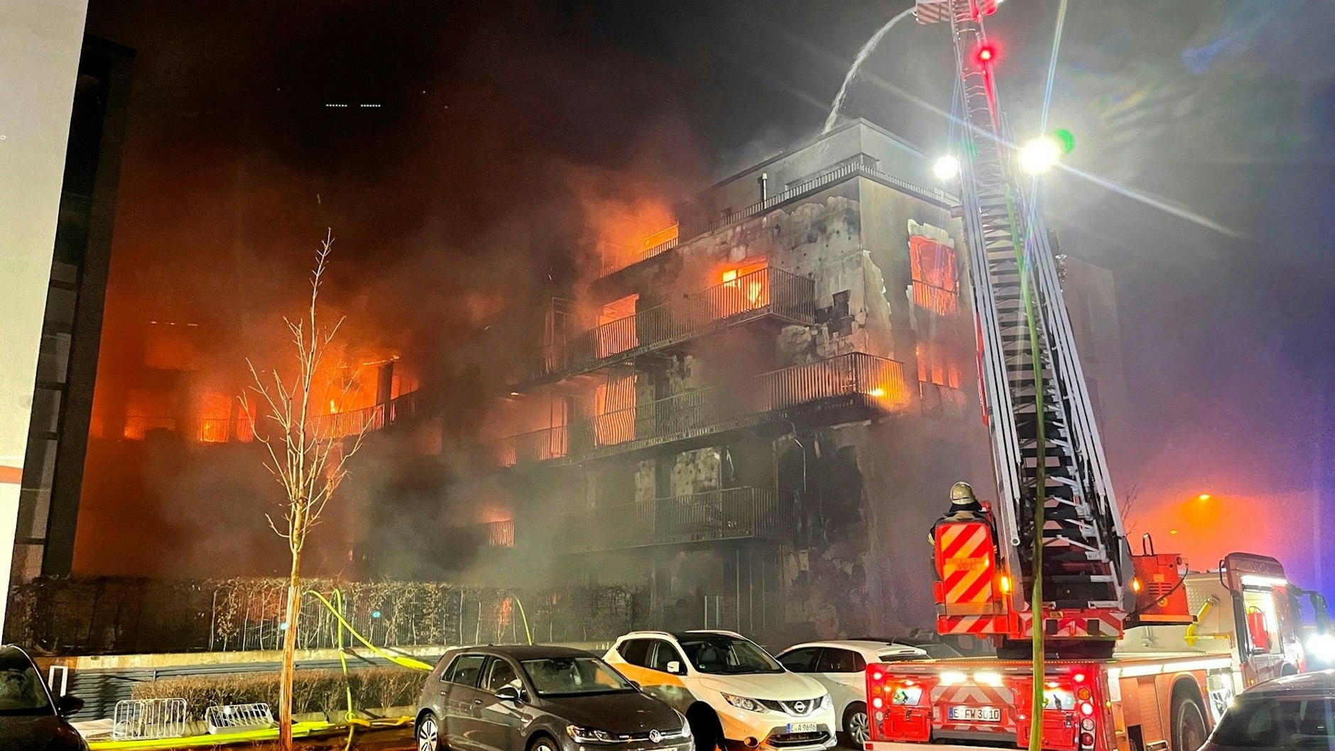 Flammen schlagen aus einem Wohnkomplex in voller Breite. Das Feuer war kurz nach Mitternacht in der Bargmannstraße ausgebrochen.