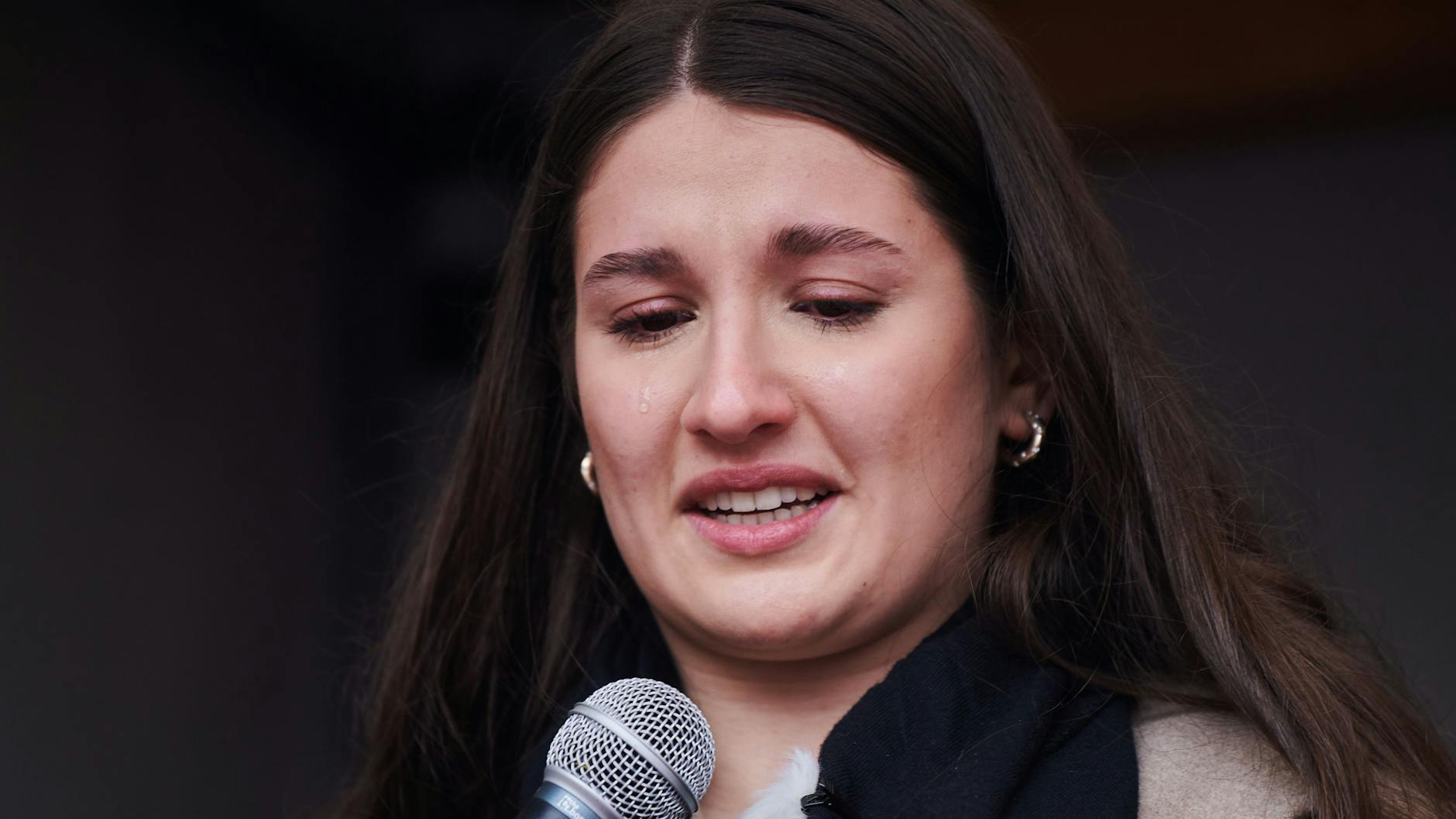 Die 17-jährige Dilan S. weint, als sie auf der Demonstration „Schaut nicht weg! Solidarität mit Dilan und allen Betroffenen rassistischer Gewalt!“ auf der Bühne spricht.
