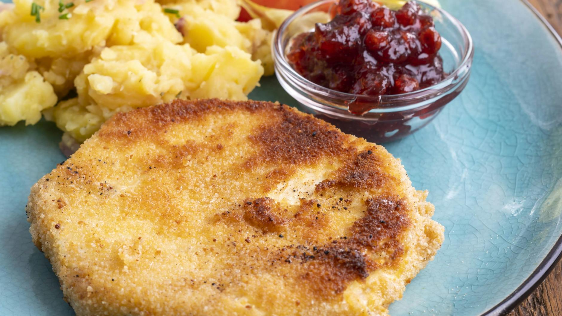 Zu Sellerieschnitzel passen Kartoffelsalat und Preiselbeeren hervorragend.