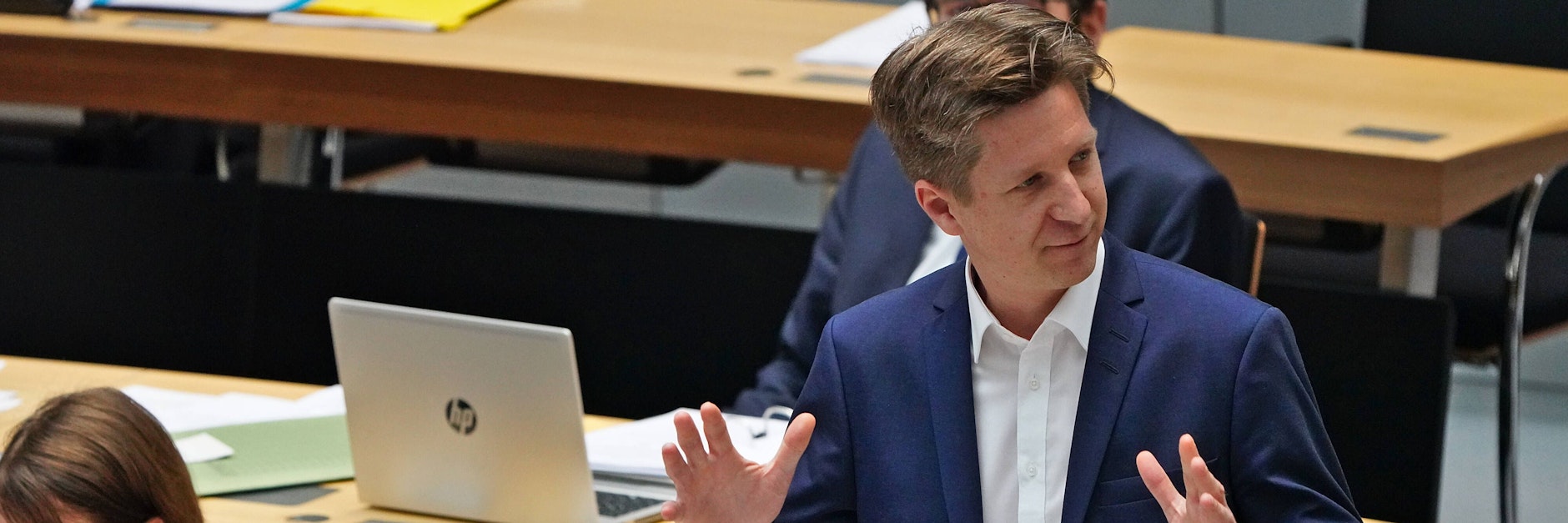 Acht Bezirkschef machen dem neuen Finanzsenator Daniel Wesener (Grüne) Druck.