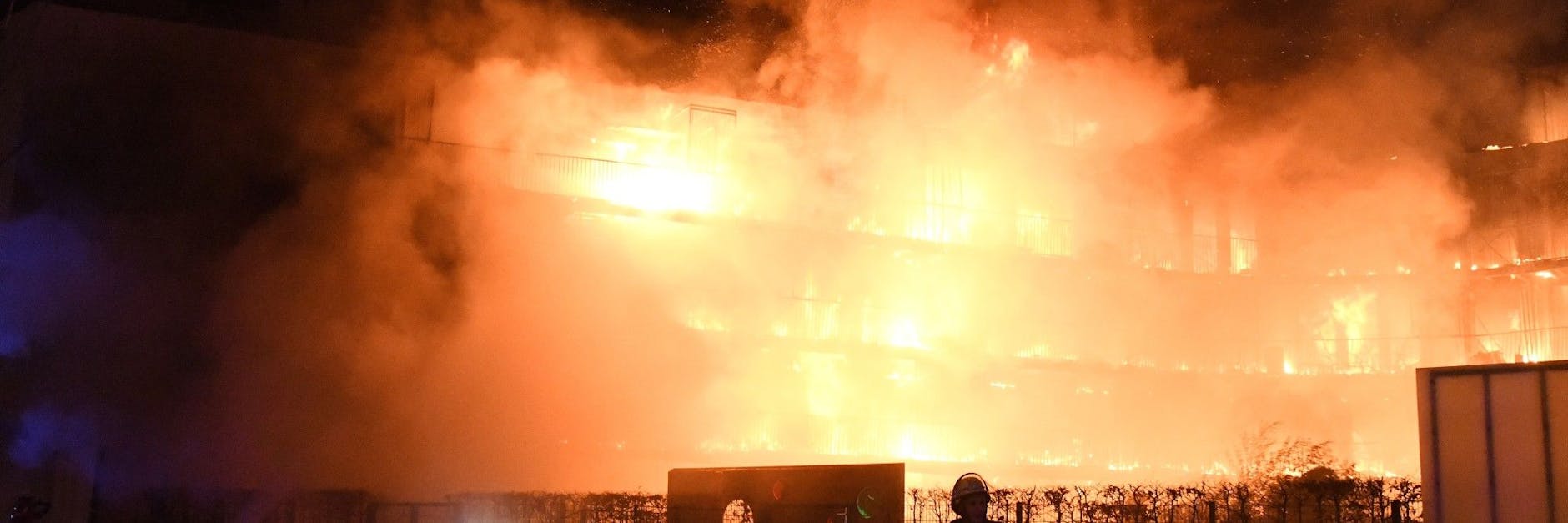 Flammen schlagen aus einem Wohnkomplex in voller Breite. Im Essener Westviertel steht seit dem frühen Montagmorgen ein ganzer Wohnblock in Flammen.