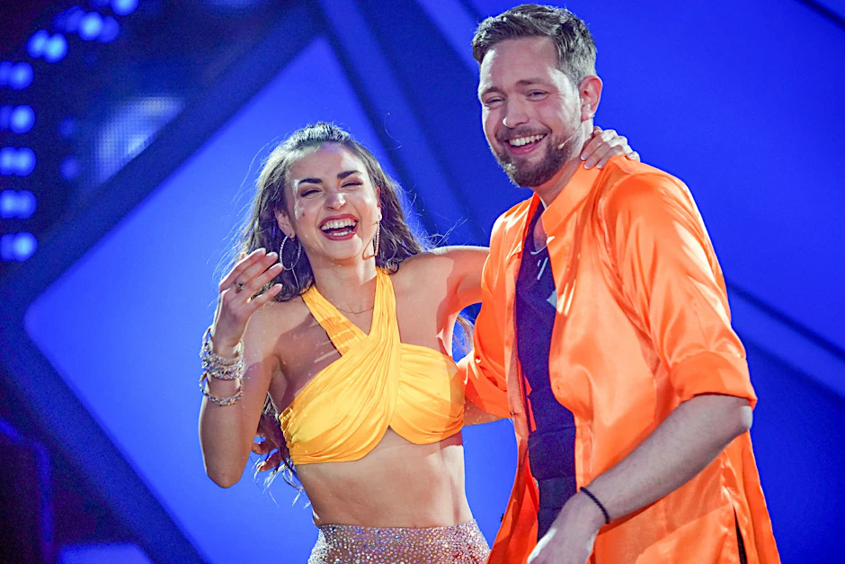 „Let’s Dance“-Profi Ekaterina Leonova hievt Promi-Tänzer Bastian Bielendorfer vom Boden. Ihr hartes Training hat ihn k. o. gehen lassen.