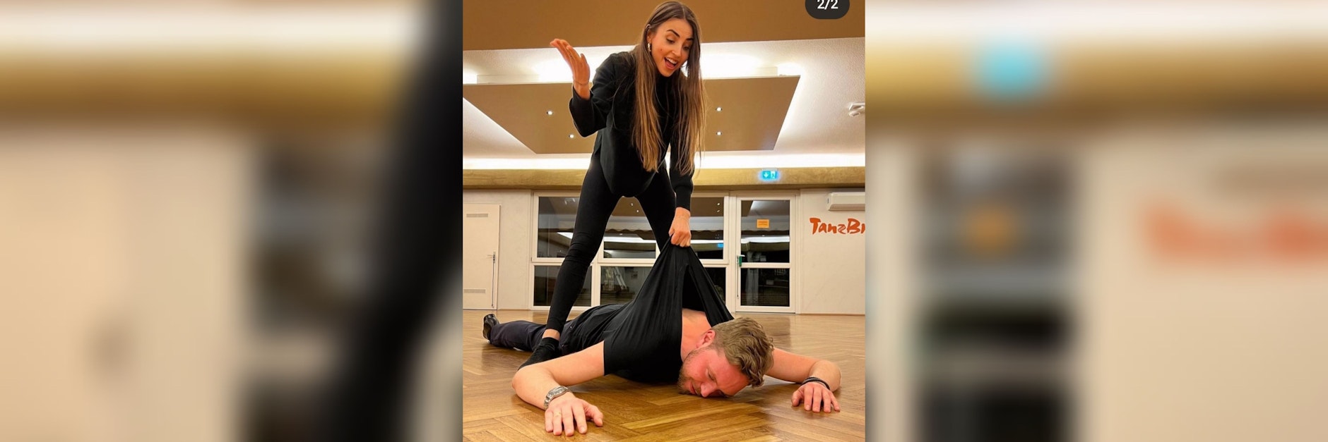 „Let’s Dance“-Profi Ekaterina Leonova hievt Promi-Tänzer Bastian Bielendorfer vom Boden. Ihr hartes Training hat ihn k. o. gehen lassen.