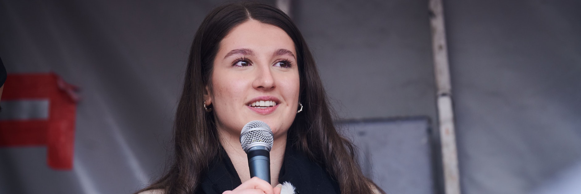 Die 17-jährige Dilan spricht auf der Demonstration „Schaut nicht weg!“. Dilan wurde am 5. Februar an der Tramhaltestelle Greifswalder Straße rassistisch angegriffen.