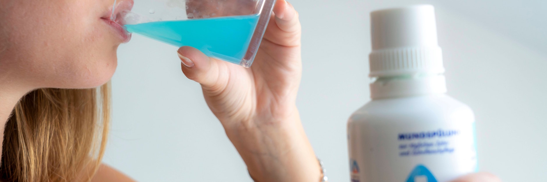 Bei Mundgeruch hilft Mundspülen.