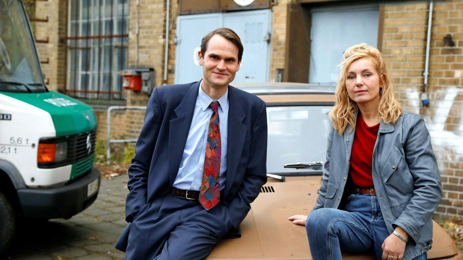 Karo Schubert (Nadja Uhl, r.) und Peter Simon (Fabian Hinrichs, l.) kämpfen gemeinsam gegen Verbrechen in der Wendezeit ab Dienstag in der ARD.