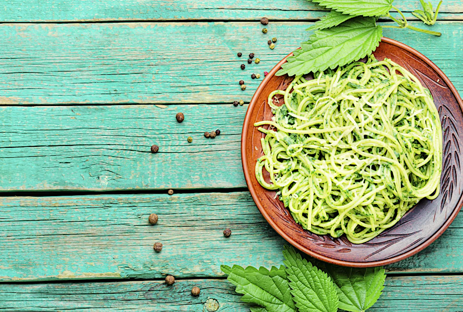 Aus Pistazien wird ein leckeres, cremiges, grünes Pesto für die Spaghetti.