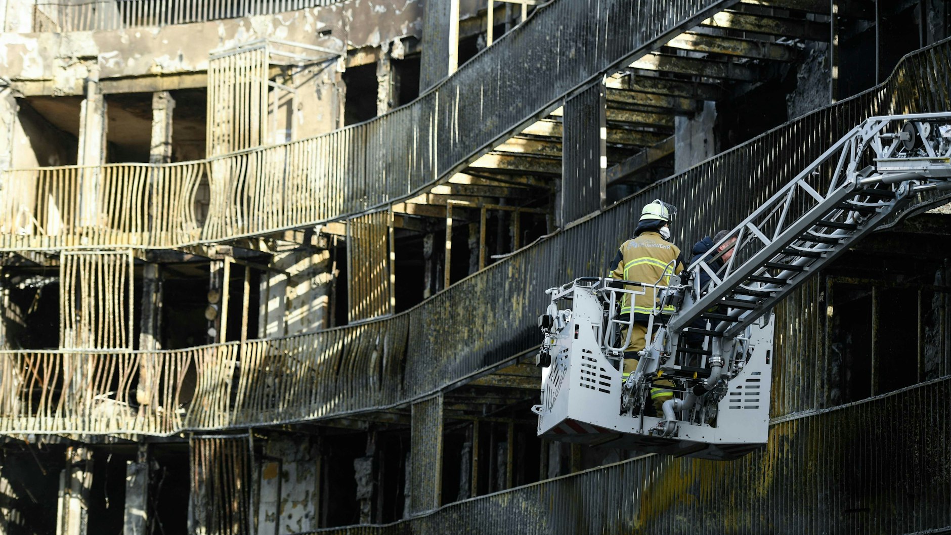 Zerstörter Wohnkomplex in Essen am Morgen nach dem Brand