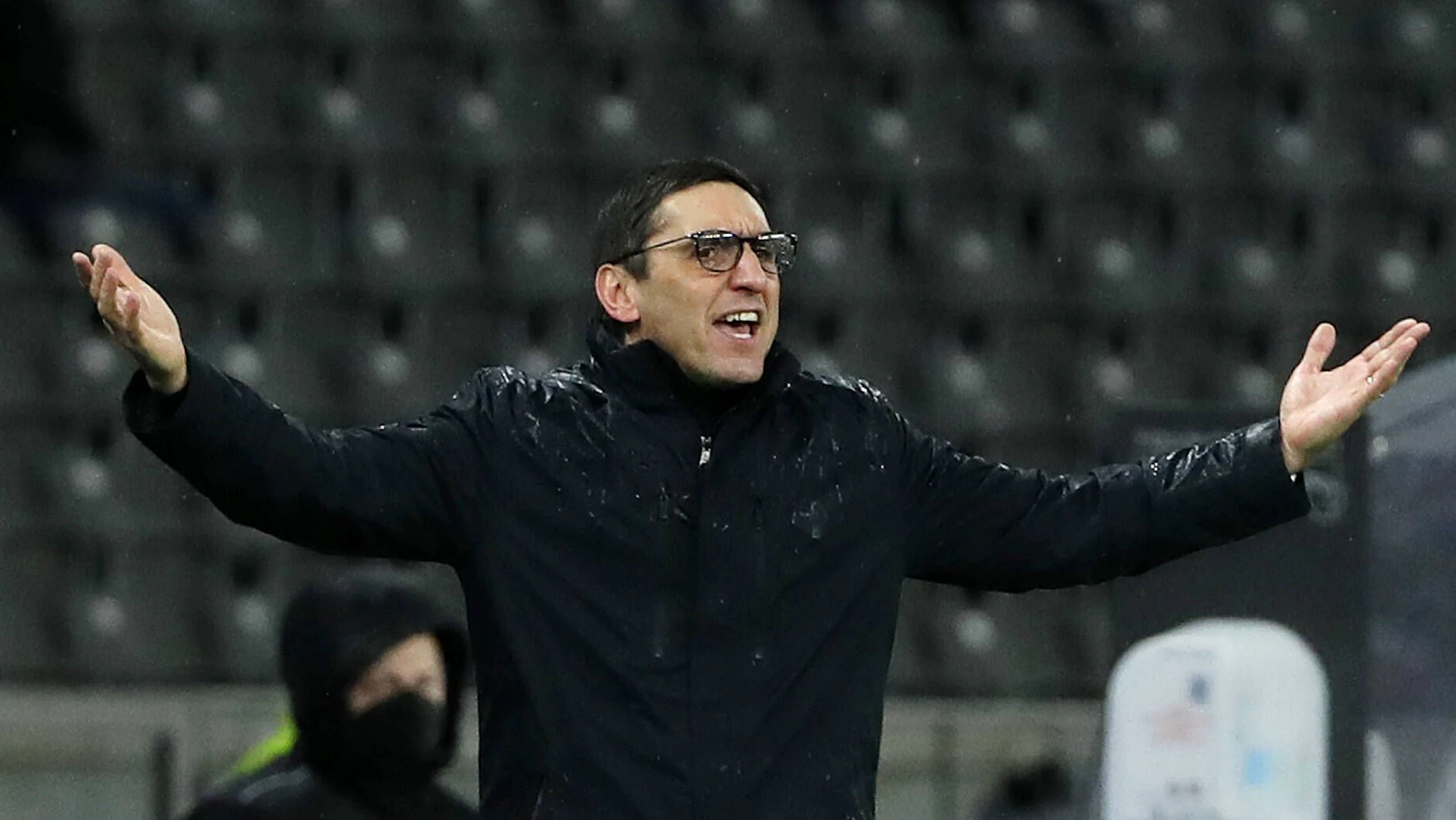 Hertha-Trainer Tayfun Korkut kämpft im Regen.