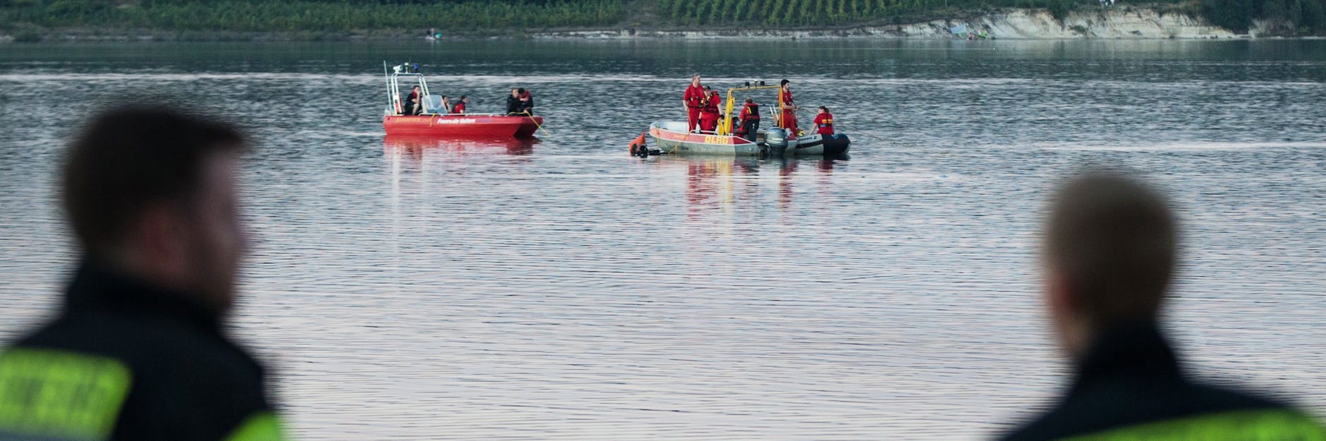 Suche nach einem Opfer im Badesee