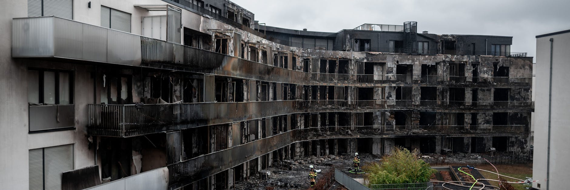 Die runtergebrannte Fassade des Wohnkomplexes. Im Westviertel der Stadt Essen stand seit dem frühen Montagmorgen ein ganzer Wohnblock in Flammen. Das Feuer war kurz nach Mitternacht ausgebrochen.
