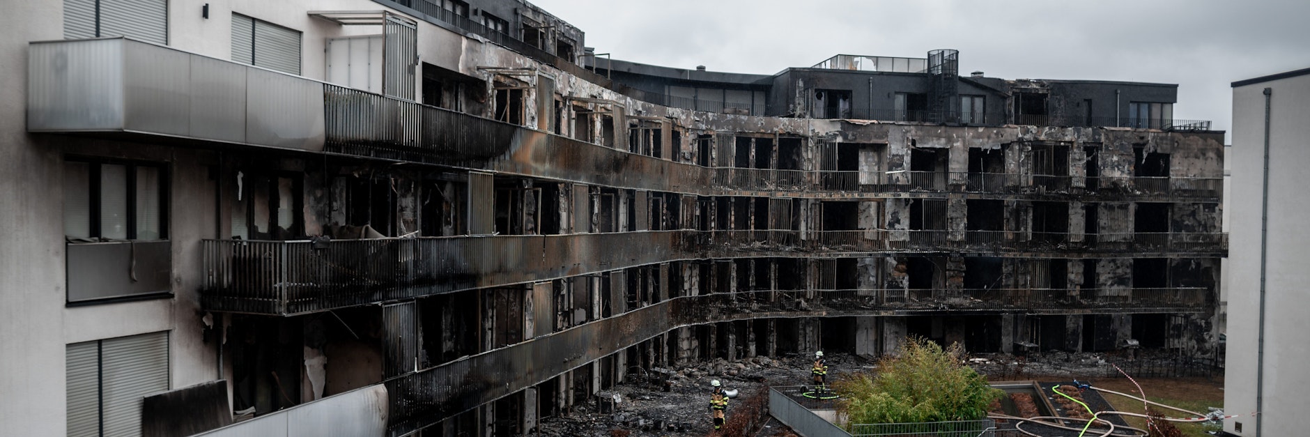 Die runtergebrannte Fassade des Wohnkomplexes. Im Westviertel der Stadt Essen stand seit dem frühen Montagmorgen ein ganzer Wohnblock in Flammen. Das Feuer war kurz nach Mitternacht ausgebrochen.