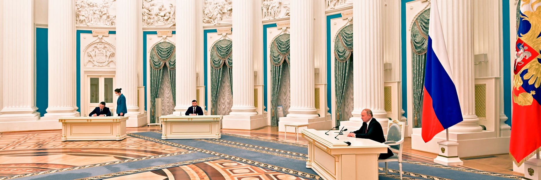 Imperialer Auftritt: Putin unterzeichnet im Kreml die Dekrete zur Anerkennung der ost-ukrainischen Separatistengebiete