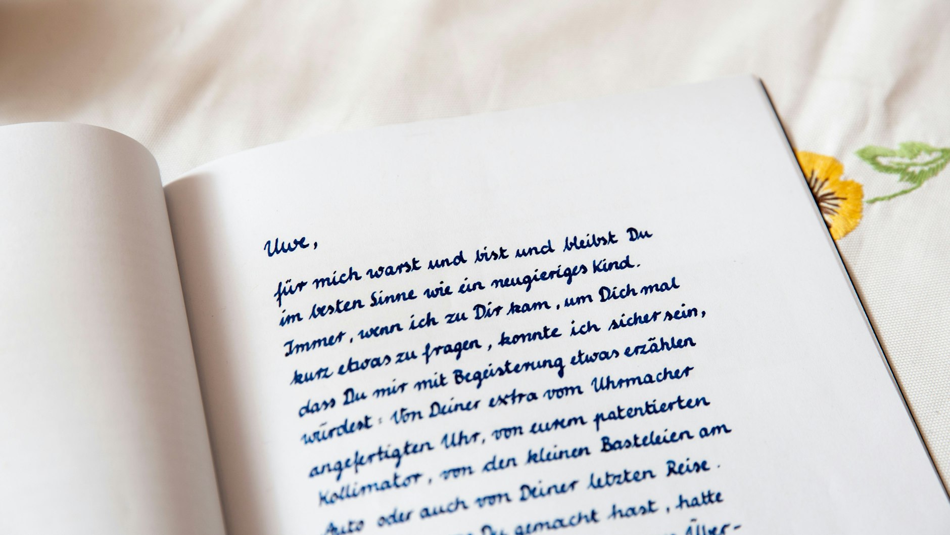 Abschiedszeilen an den Verstorbenen – der Tod eines verehrten Menschen ist oft schwierig genug, er muss nicht noch durch die Umstände in Kliniken erschwert werden.