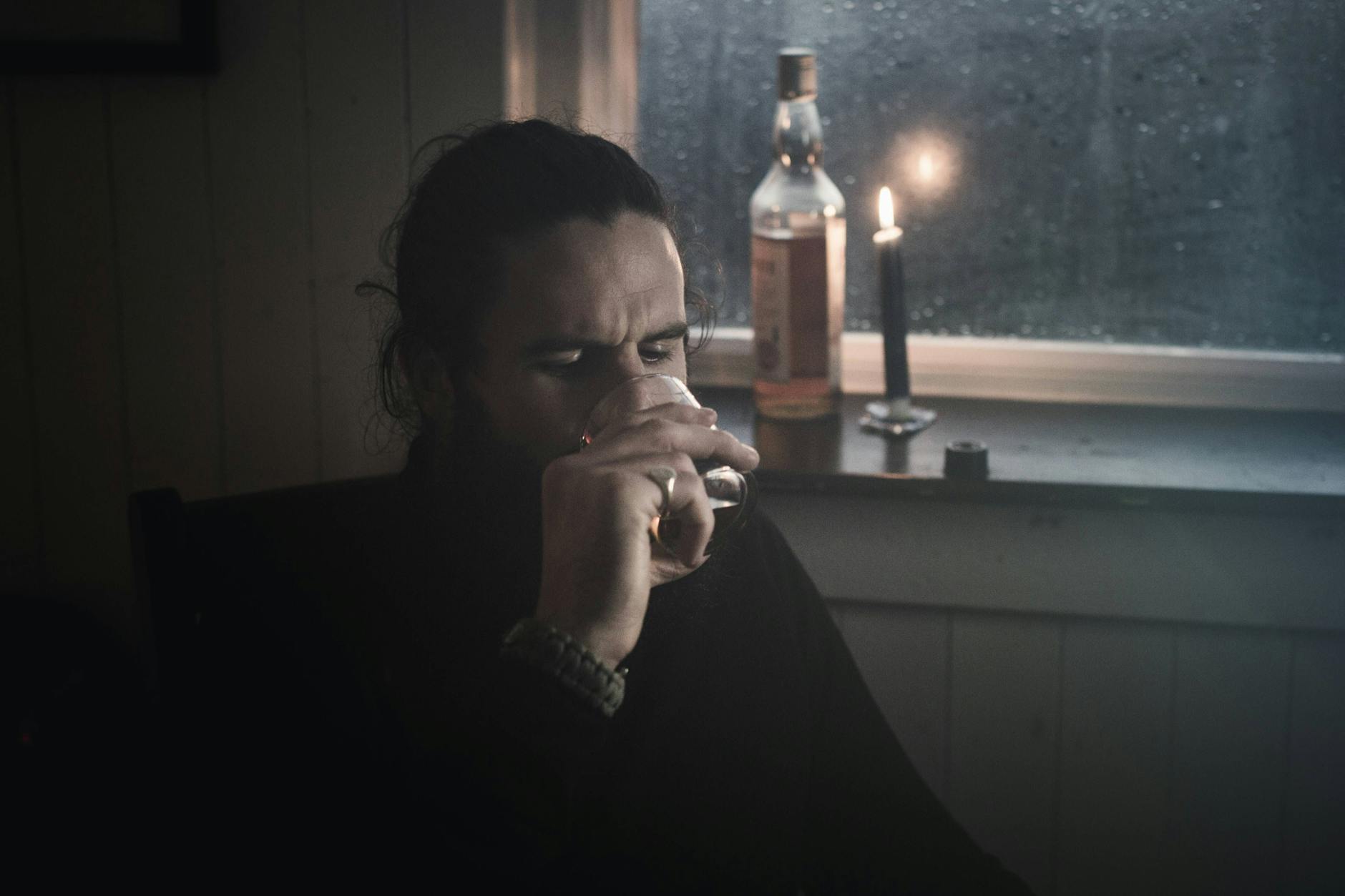 Was eint alle drei Bücher? Die jungen Männer trinken.