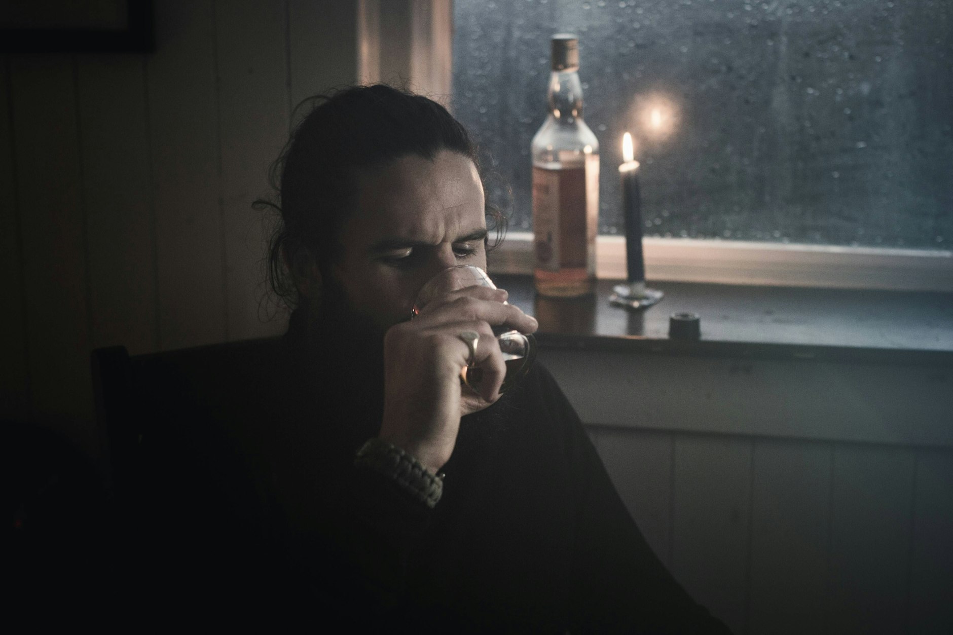 Was eint alle drei Bücher? Die jungen Männer trinken.