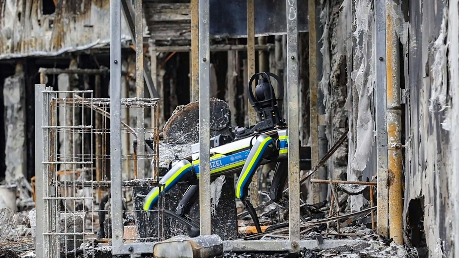 Mit dem 35 Kilogramm schweren Laufroboter wird das einsturzgefährdete Gebäude nach dem Ende der Löscharbeiten erkundet.