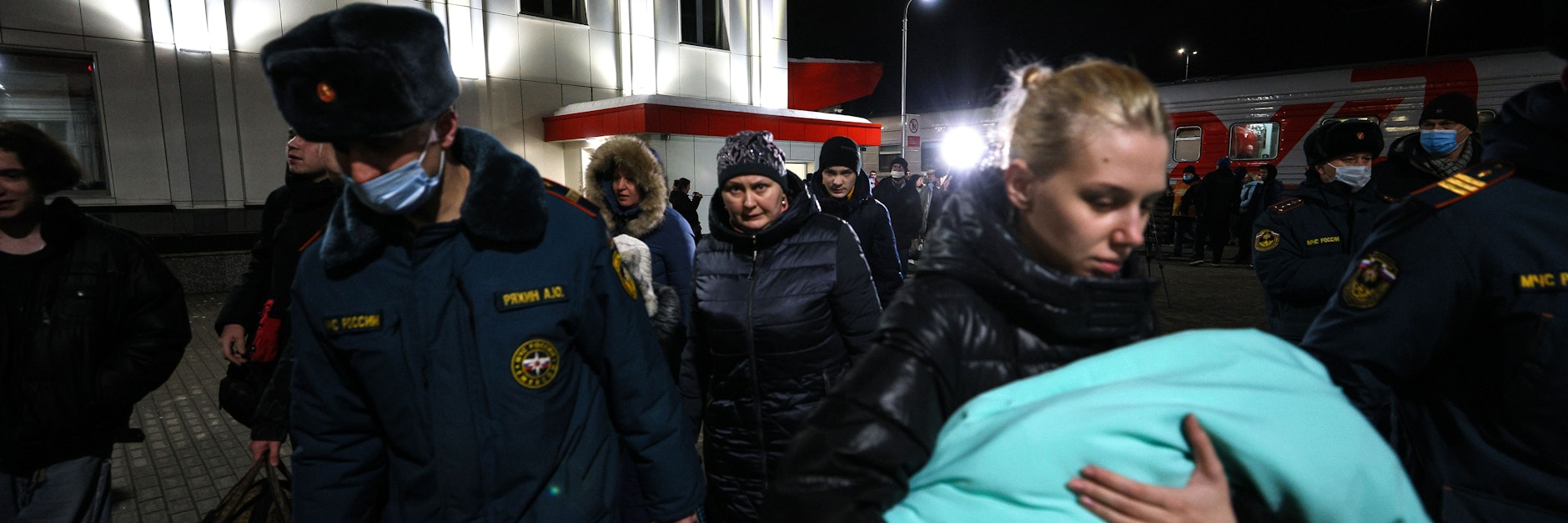 In Donezk und Lugansk werden Zivilisten nach Russland gebracht.