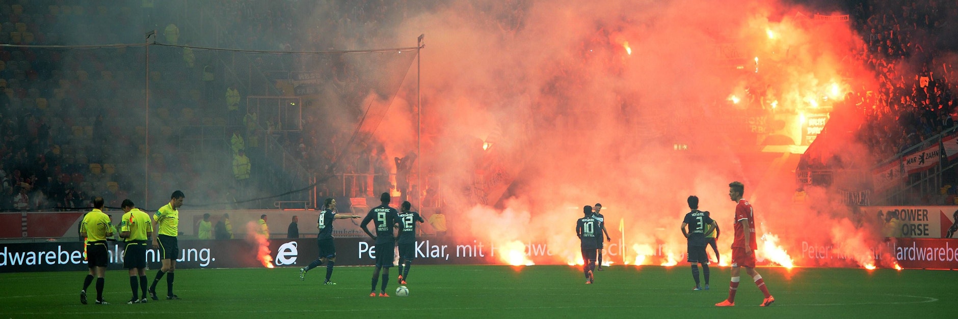 Der blau-weiße Albtraum: Vor zehn Jahren stiegen die Berliner nach dem Skandal-Spiel in Düsseldorf in die Zweite Liga ab.