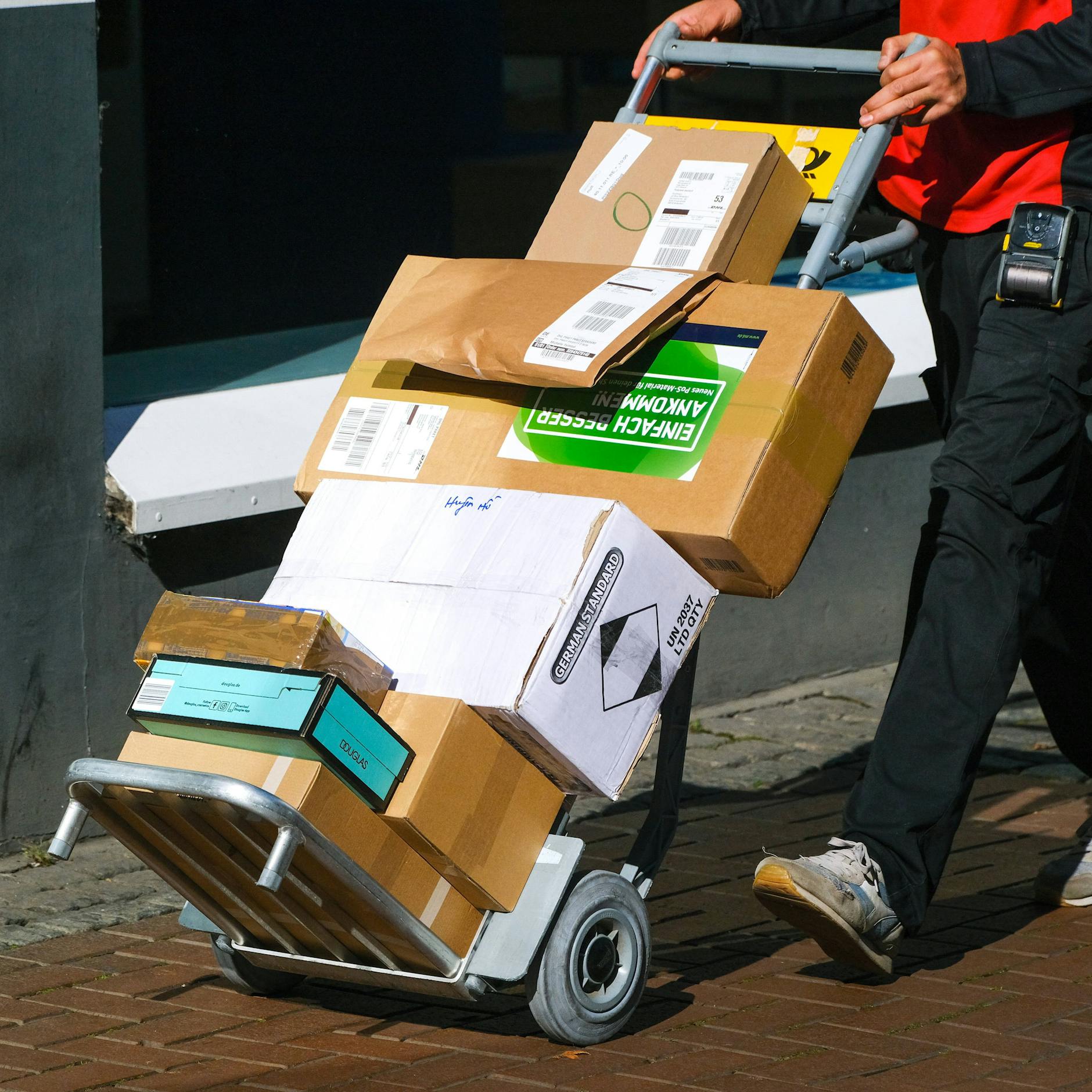Image - Paketversand nur noch mit Bodycam? Berliner Verbraucherzentrale warnt vor Betrügern