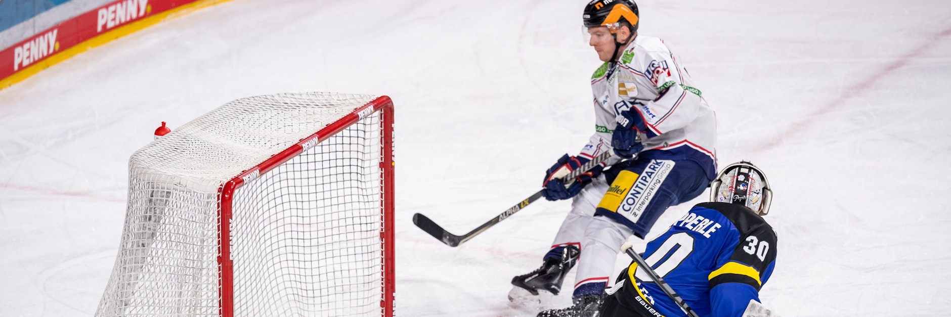 Und drin! Eisbär Mark Zengerle vollstreckt zum 2:0 bei den Kölner Haien.