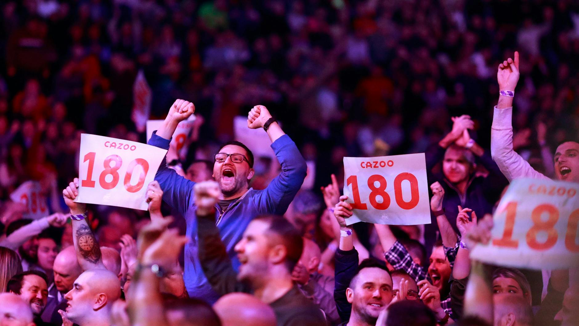 Beim Premiere-League-Wettkampf in Belfast feiern die Zuschauer einen 180-Punkte-Score, das Maximum.