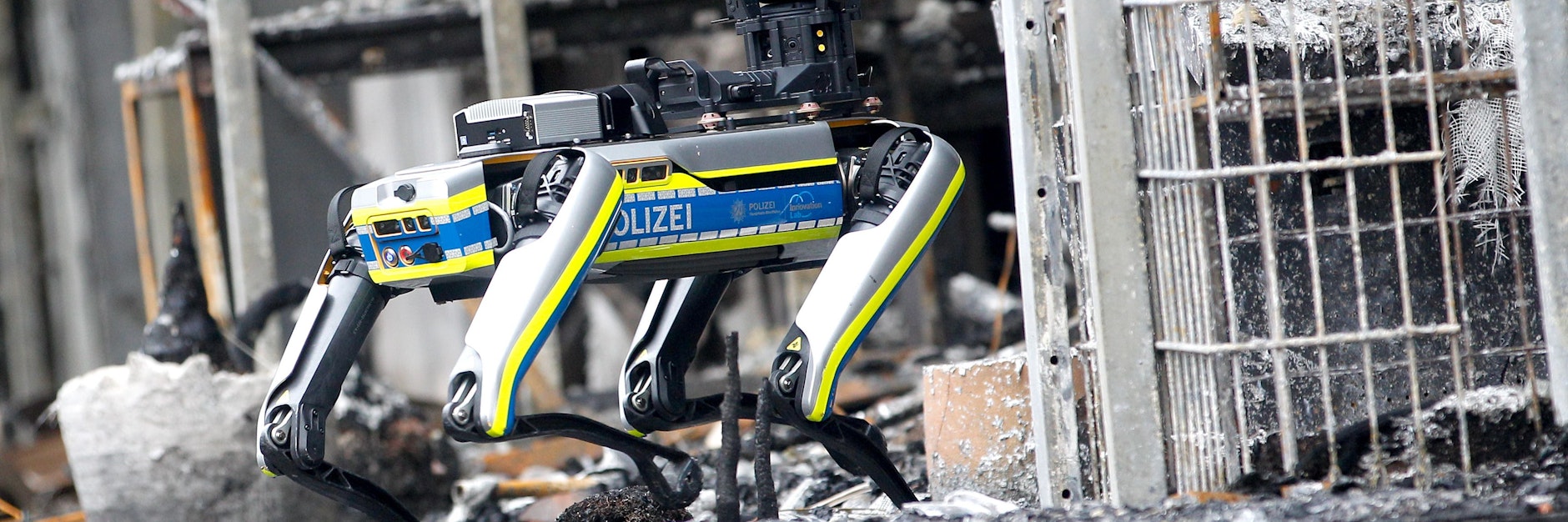 Polizei-Roboter im Einsatz am ausgebrannten Wohnkomplex.