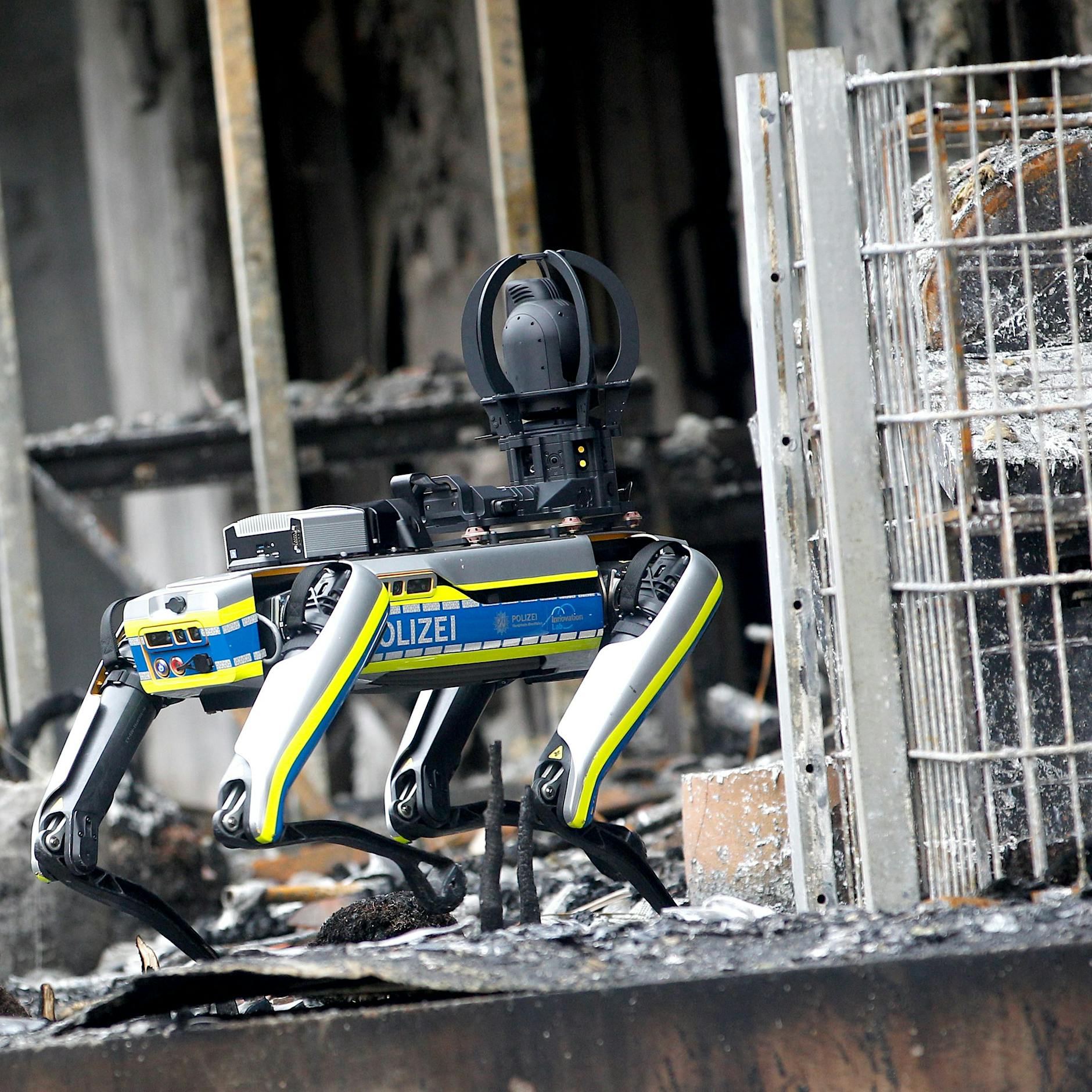 Großfeuer in Essen: Roboterhund untersucht ausgebrannten Wohnkomplex