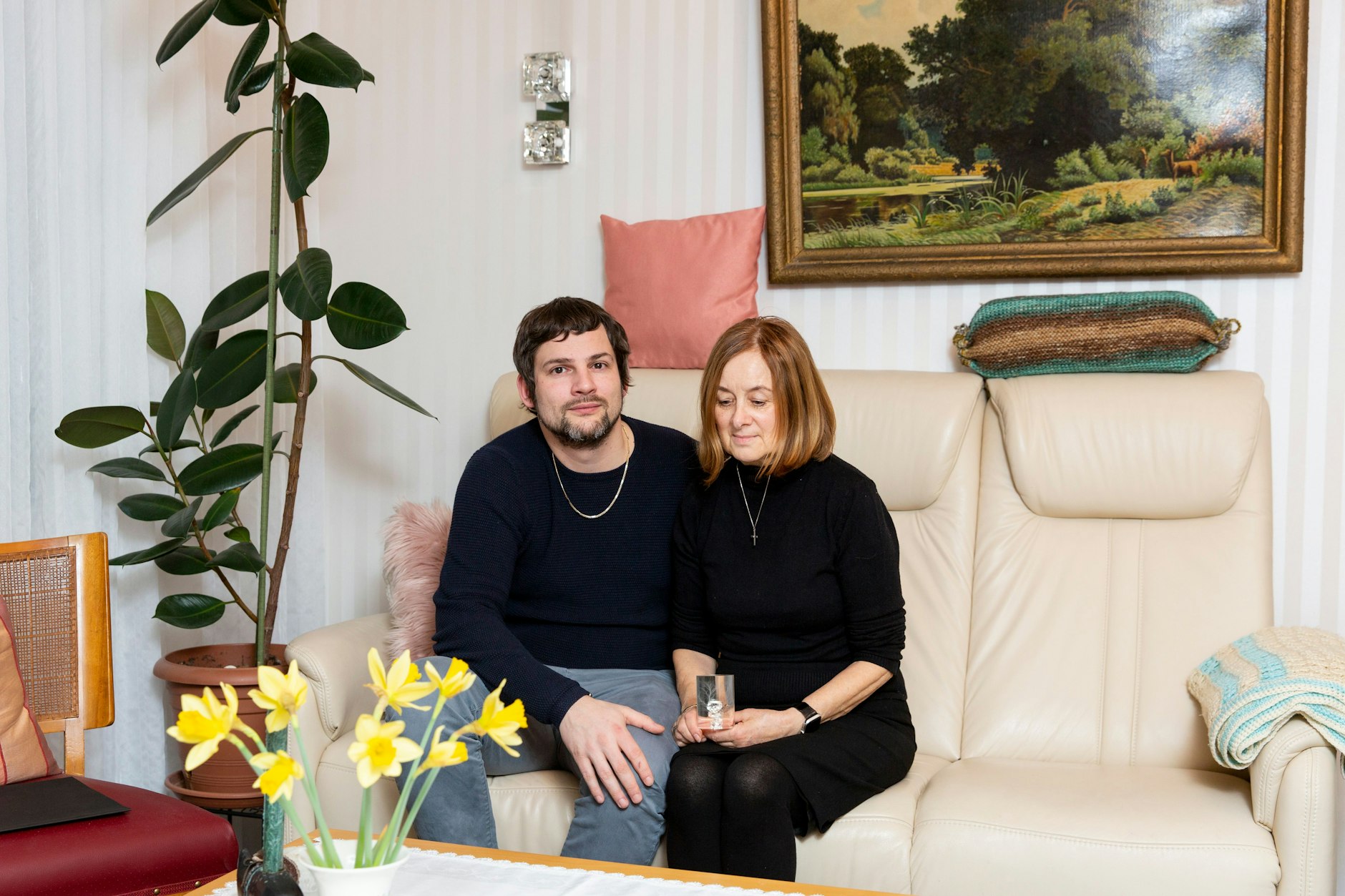 Birgitt Reinholz, inzwischen 70, und ihr Stiefsohn Sven, 35, haben ihren Mann und ihren Vater an Covid-19 verloren. Die Umstände seines Todes befremden sie.