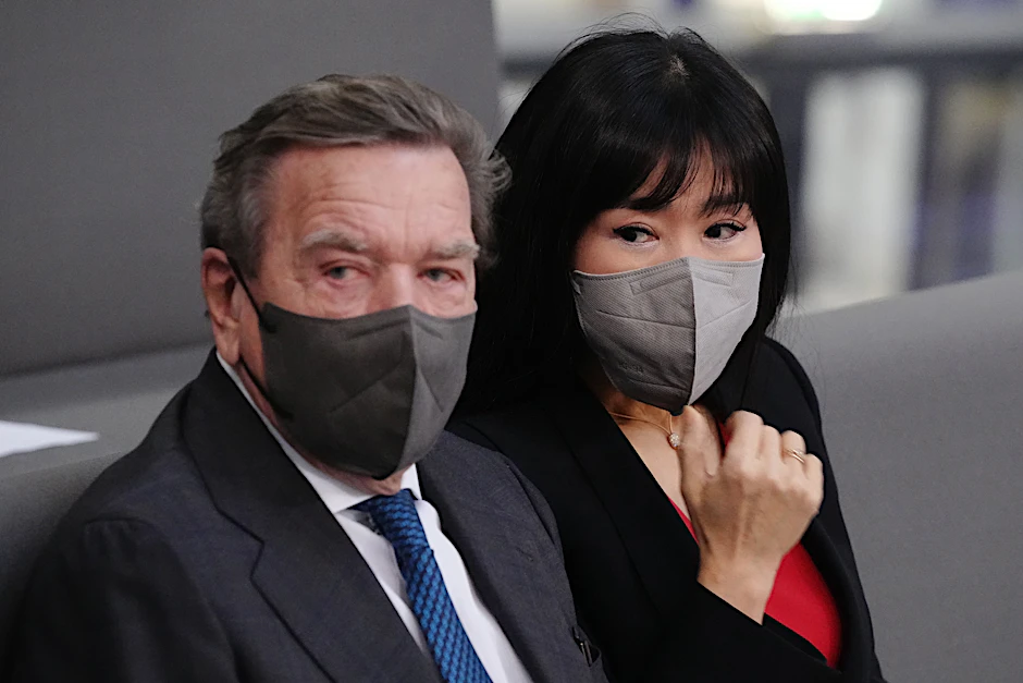 08.12.2021, Berlin: Gerhard Schröder (SPD), Bundeskanzler a.D., und seine Frau Soyeon Schröder-Kim haben vor der Kanzlerwahl auf der Tribüne Platz genommen.