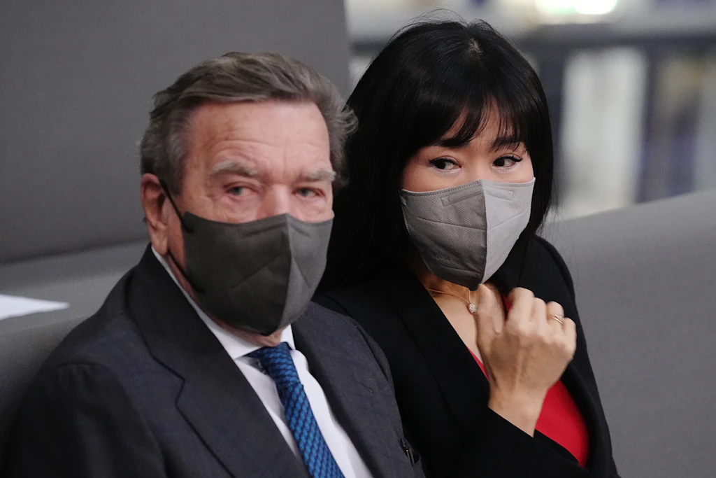 Sperrt die EU Gerhard Schröder bald das Konto?