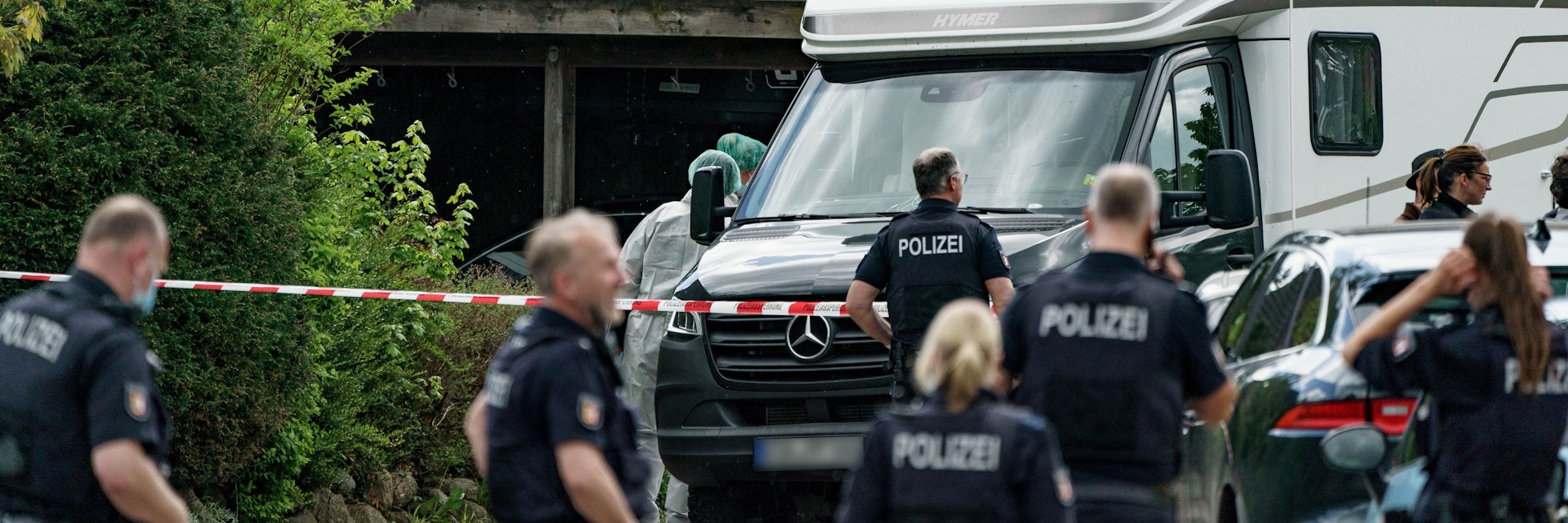 Polizisten untersuchen ein Haus in Dänischenhagen bei Kiel, in dem zwei Tote gefunden wurden. Unter Tatverdacht steht ein Zahnarzt. Er soll auch einen weiteren Mann in Kiel erschossen haben.