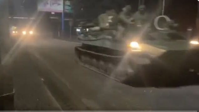 Russische Panzer rollen durch die Straßen von Donezk. Nach letzter Moskauer Darstellung sind sie aber gar nicht da.