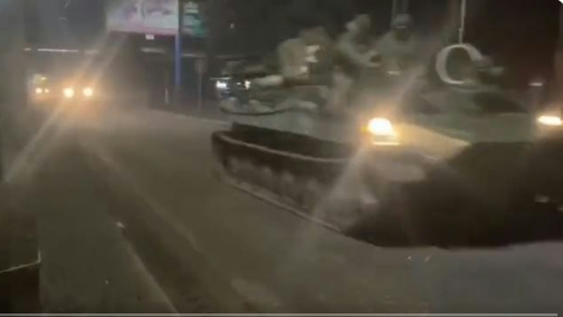 Russische Panzer rollen durch die Straßen von Donezk.&nbsp; Nach letzter Moskauer Darstellung sind sie aber gar nicht da.
