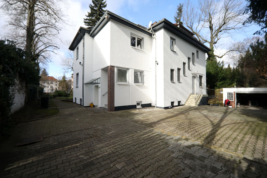 Bewohnerinnen für Villa mit Garten und Pool in Lankwitz gesucht