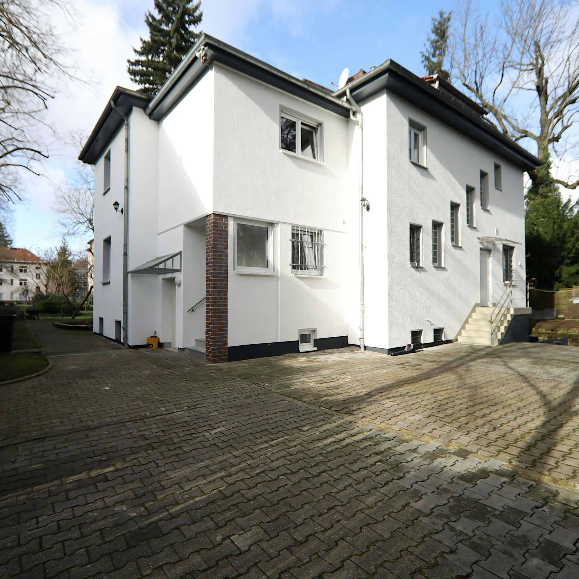 Bewohnerinnen für Villa mit Garten und Pool in Lankwitz gesucht