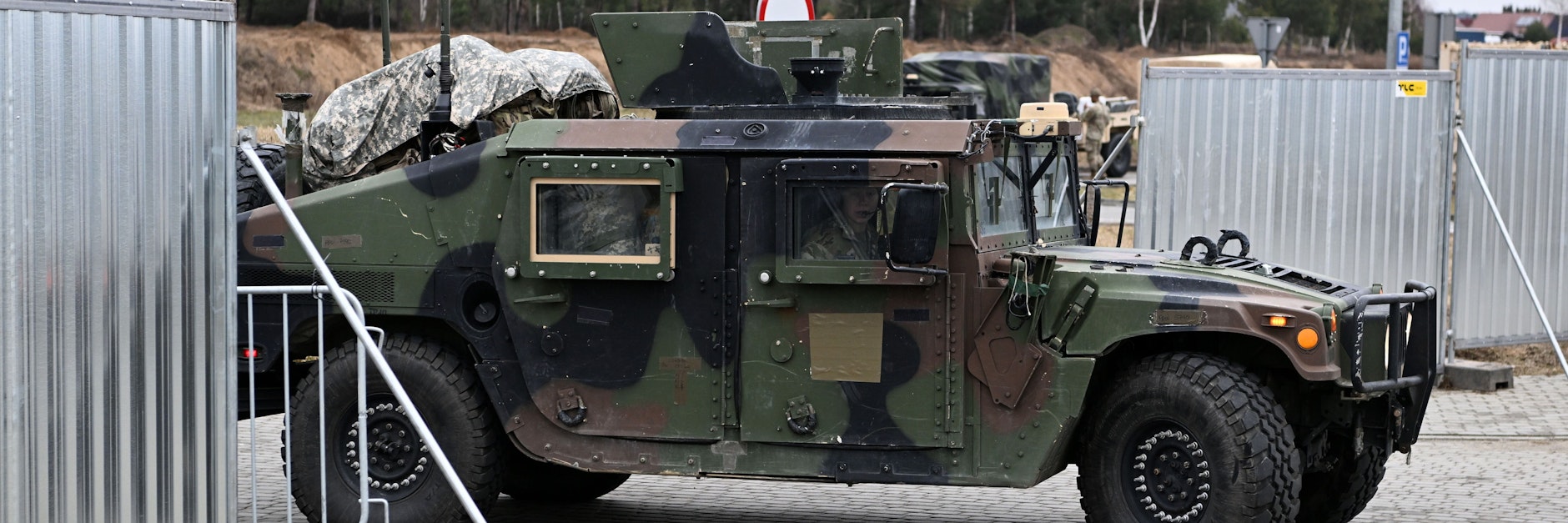 Ein Militärfahrzeug mit amerikanischen Soldaten der 82. US-Luftlandedivision verlässt den Flughafen bei Rzeszow in Polen (Archivfoto).
